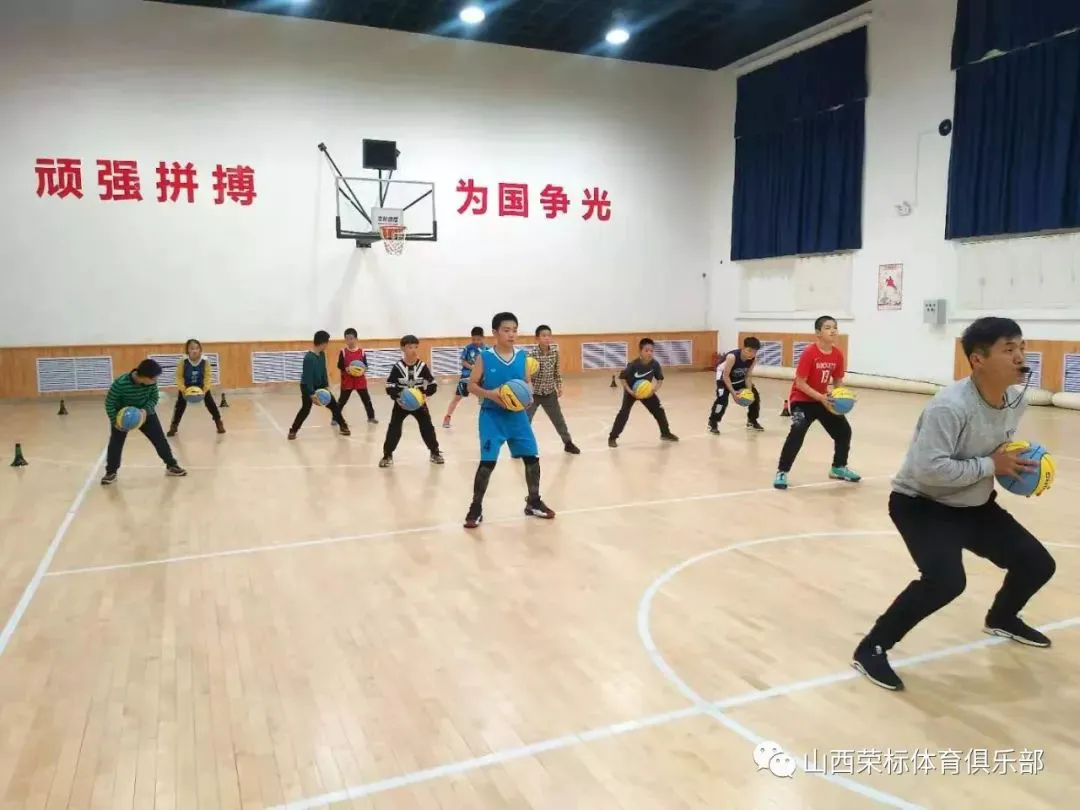 如何根据篮球比赛的不同阶段调整力量训练强度？_1